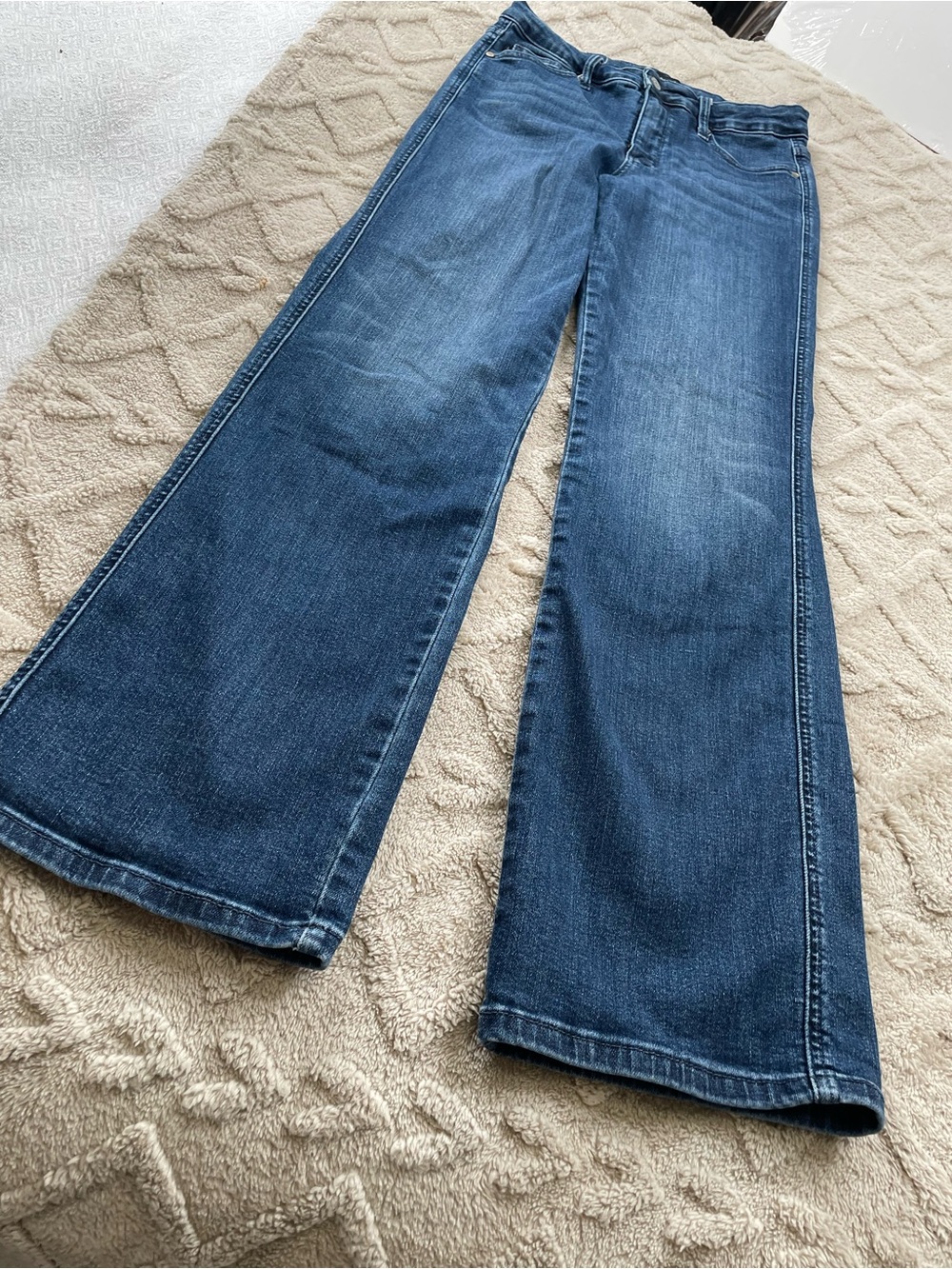 Judy Blue Medium Wash Wide-Leg Flare Jeans
Size 9/29